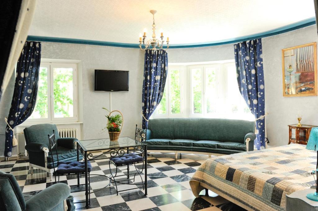 Auberge Bourrelly Cabries Room photo